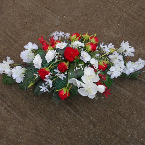 Composition de fleurs artifiicelles rouges et blanches - cimetière