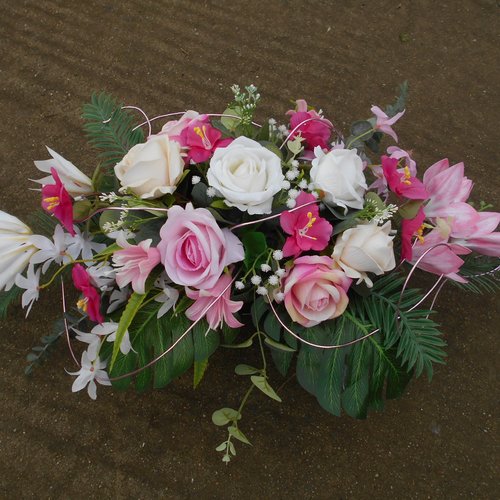 Composition de fleurs artificielles - rose blanche et fucshia pour cimetière