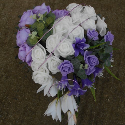 Composition de fleurs artificielles en forme de coeur - violette et blanche - cimetière