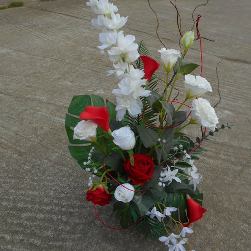 Composition de fleurs artificielles - rouge et blanc - cimetière