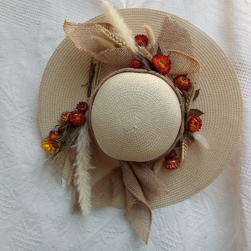 Chapeau de paille fleuri de fleurs séchées