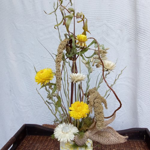 Composition de fleurs séchées jaune verte et blanche