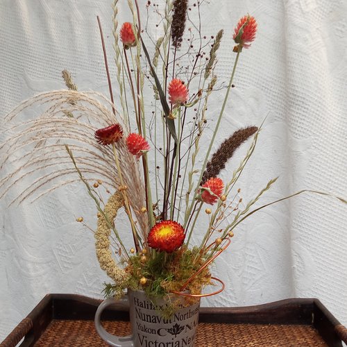 Composition de fleurs séchées teintes orangées