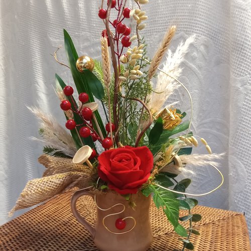 Composition pour noël rouge et dorée