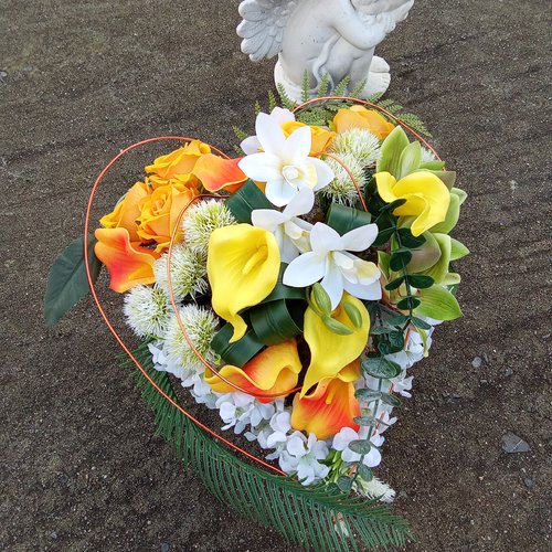 Composition florale en coeur pour cimetière