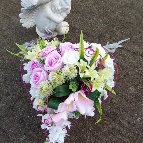 Coeur floral en fleurs artificielles pour cimetière