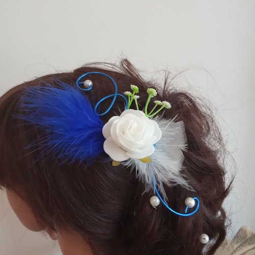 Coiffure pour mariée bleu roi - rose blanche artificielle