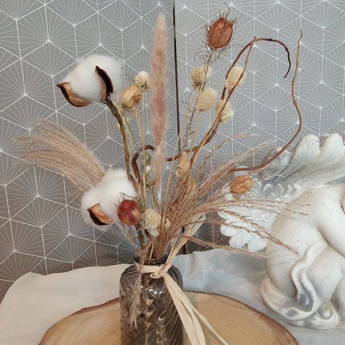 Petit bouquet de fleurs séchées avec vases