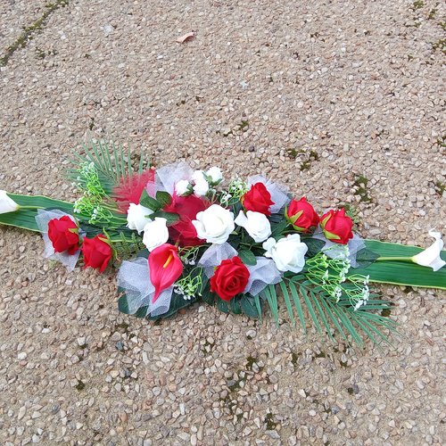 Décorations de voiture blanche et rouge