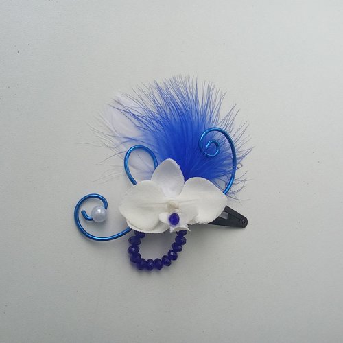 Coiffure pour mariée bleu roi, avec orchidée