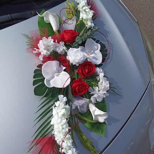 Décoration de voiture pour mariage - rouge et blanche en fleurs artificielles