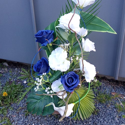 Composition de fleurs pour cimetière - bleue et blanche