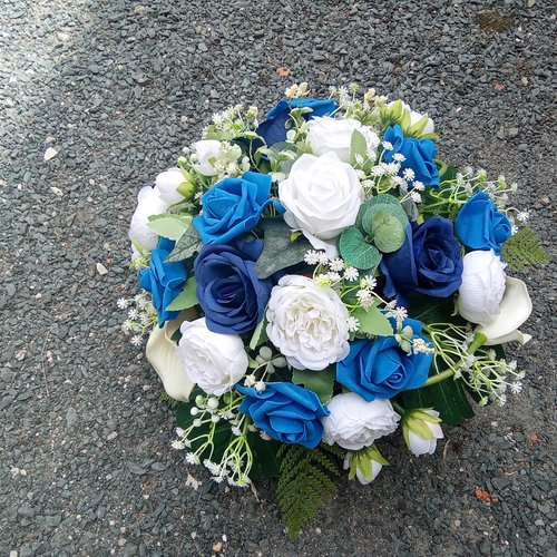 Coussin bleu et blanc - fleurs artificielles