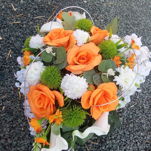 Coeur lesté pour cimetière - composition de fleurs artificielles colorée et lumineuse