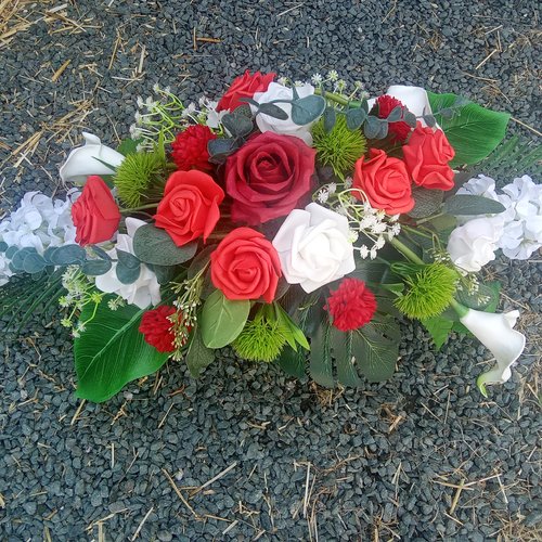 Composition de fleurs artificielles rouge et blanche pour cimetière