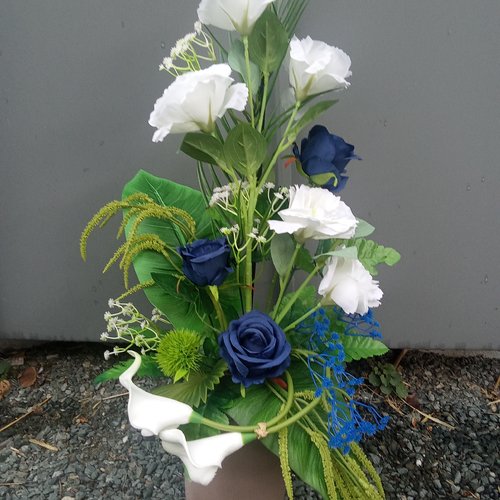 Composition haute en fleurs artificielles - deuil - bleue et blanche