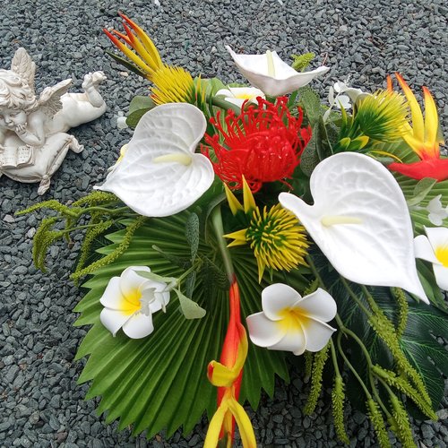 Composition de fleurs artificielles exotique pour cimetière