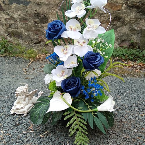 Composition florale pour cimetière en fleurs artificielles - bleu et blanc