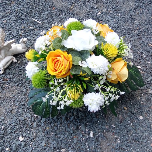 Composition de fleurs artificielles pour cimetière - jaune blanc et vert - deuil