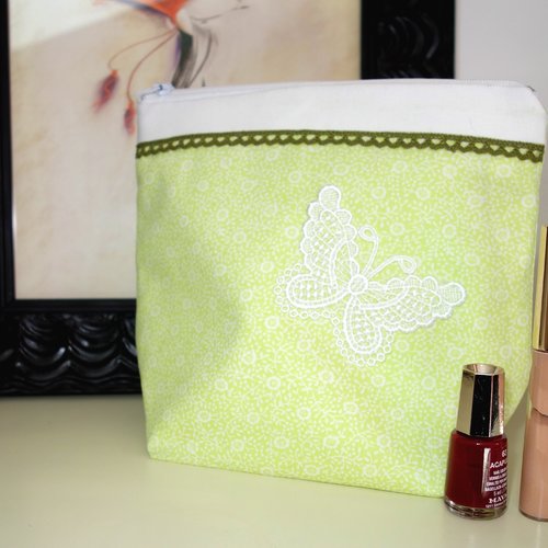 Trousse de toilette pour maquillage ou produits de beauté / cadeau pour elle / papillon de printemps, vert printanier, dentelle, fleurs