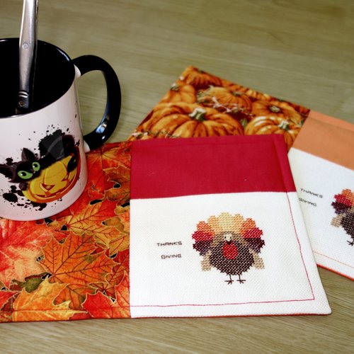 Tapis de tasse brodée "dinde de thanksgiving" / thé / café / coton et ouate / déco thanks giving / feuilles d'automne / citrouilles