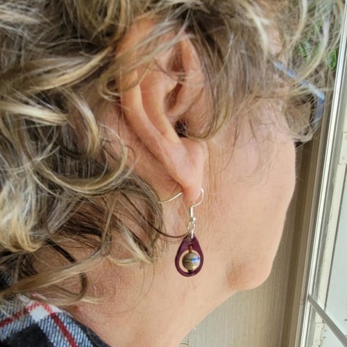 Boucles d'oreilles en cuir violet avec une perle