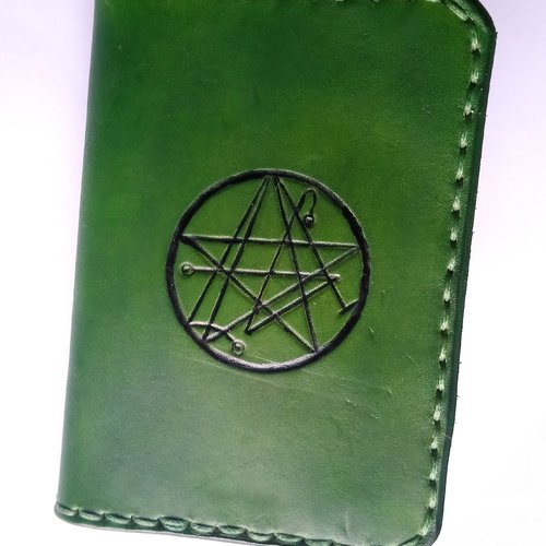 Porte-cartes en cuir vert motif necronomicon (lovecraft, cthulhu)