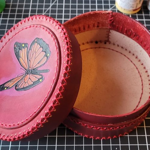 Boîte en cuir rose / rouge avec un papillon