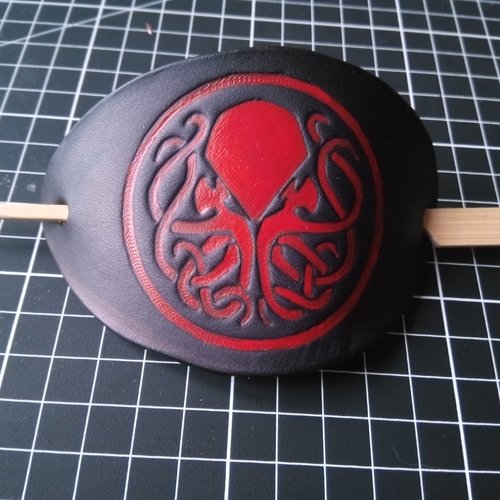 Barrette - broche à cheveux noire motif cthulhu (lovecraft) / pieuvre rouge