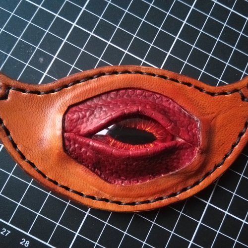 Pendentif oeil de dragon en cuir marron et rouge avec cabochon