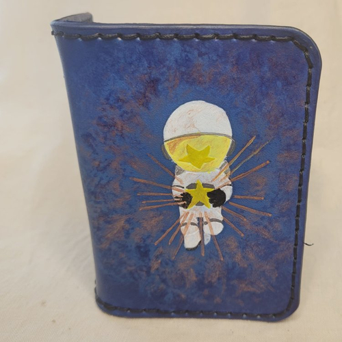 Porte-cartes en cuir bleu : un astronaute et son étoile