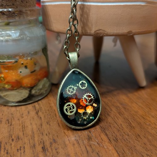 Pendentif résine et engrenages