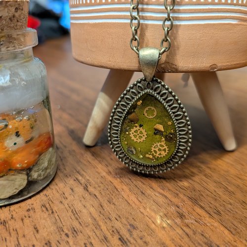 Pendentif doré avec paillettes