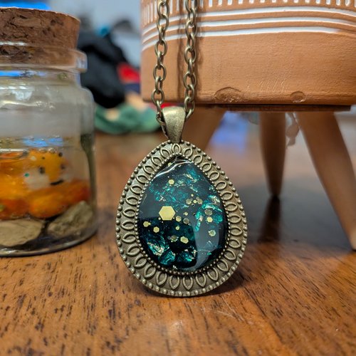 Pendentif bleu avec paillettes