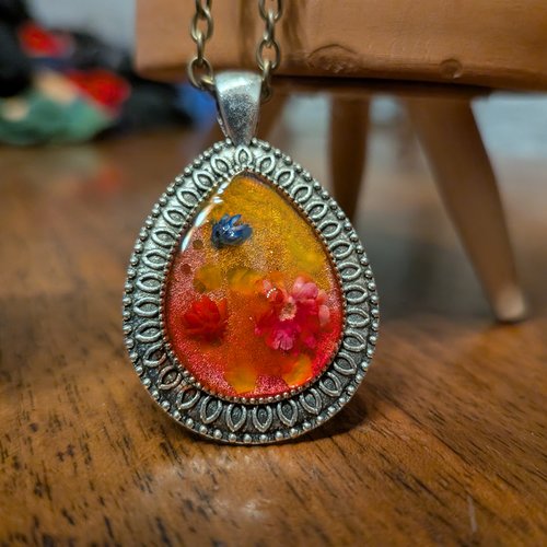 Pendentif fleurs séchées et resine