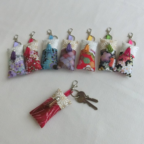 Porte-clé petit coussin à pompon, porte-clefs à mousqueton et anneau, tissu  japonais, bijou accessoire de sac à main femme - Un grand marché