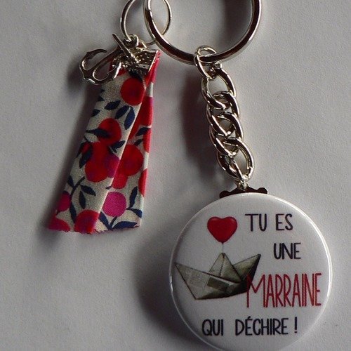 Badge porte clés 38mm  marraine qui déchire et liberty wiltshire cadeau marraine. 