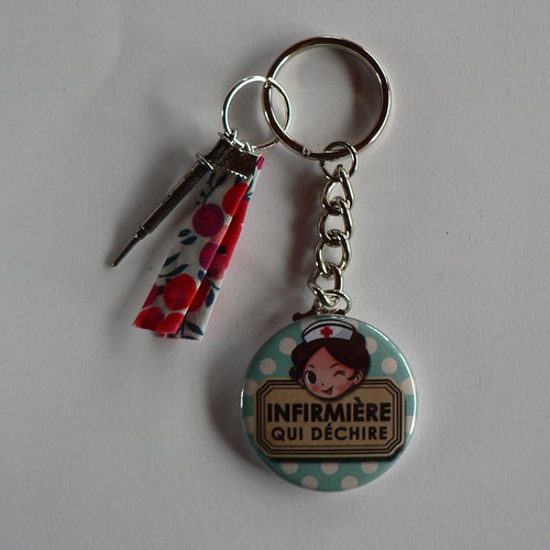 Badge porte clés 38mm infirmière qui déchire. 