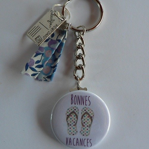 Badge porte clés 38mm  bonnes vacances et liberty cadeau collégue maitresse. 