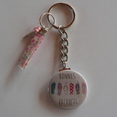 Badge porte clés 38mm  bonnes vacances et liberty cadeau collégue maitresse. 