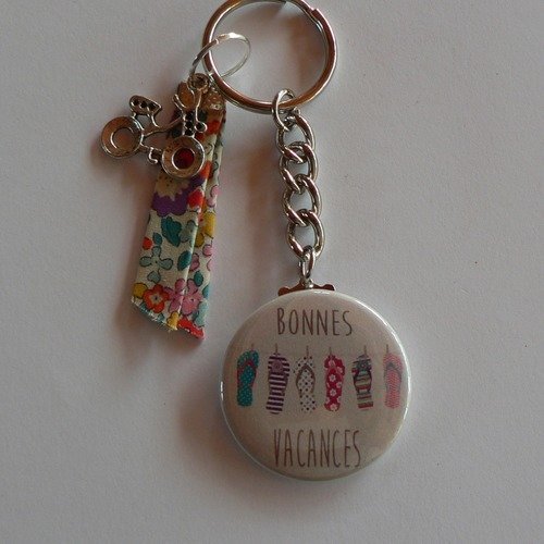 Badge porte clés 38mm  bonnes vacances et liberty cadeau collégue maitresse. 