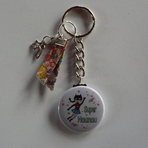 Badge porte clés 38mm  super nounou  et liberty  cadeau nourrice. 