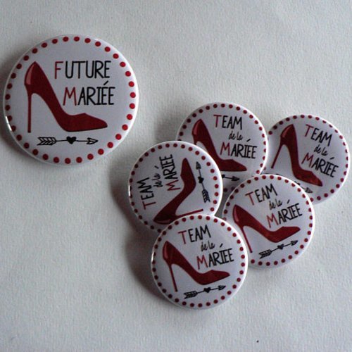 Badge evjf invités et future mariée escarpin.