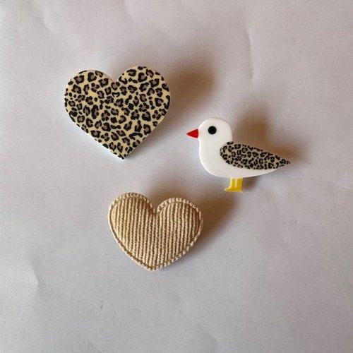 Broches mouette et coeur léopard.