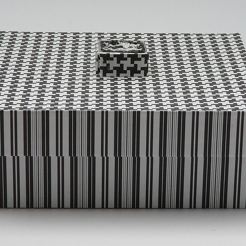 Boîte carrée noire et blanche