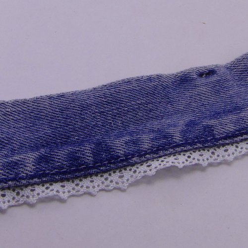 Bracelet en jean clair et bordure en fine dentelle blanche