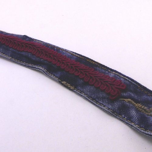 Bracelet en jean foncé et galon bordeaux