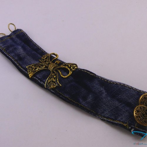 Bracelet en jean foncé et décoration métal en forme de coeur