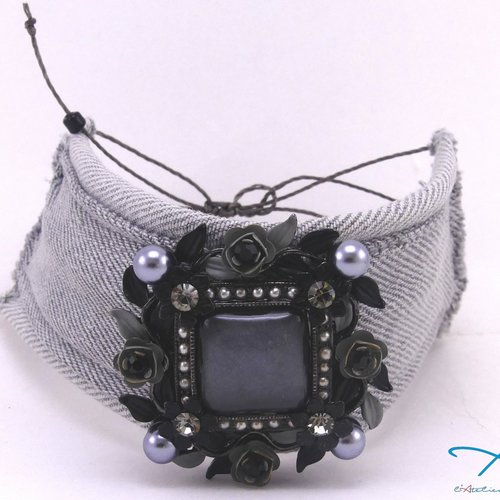 Bracelet en jean clair avec cabochon carré fleuri cousu