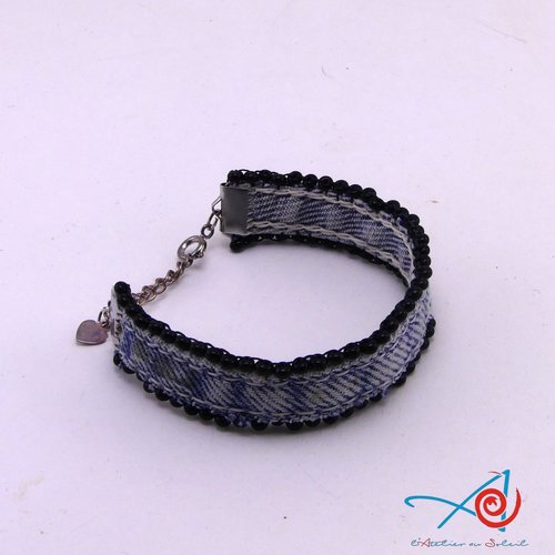 Bracelet en jean clair brodé de perles